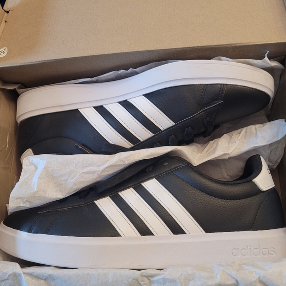 Man's Adidas Sneakers - Picture 4 of 9